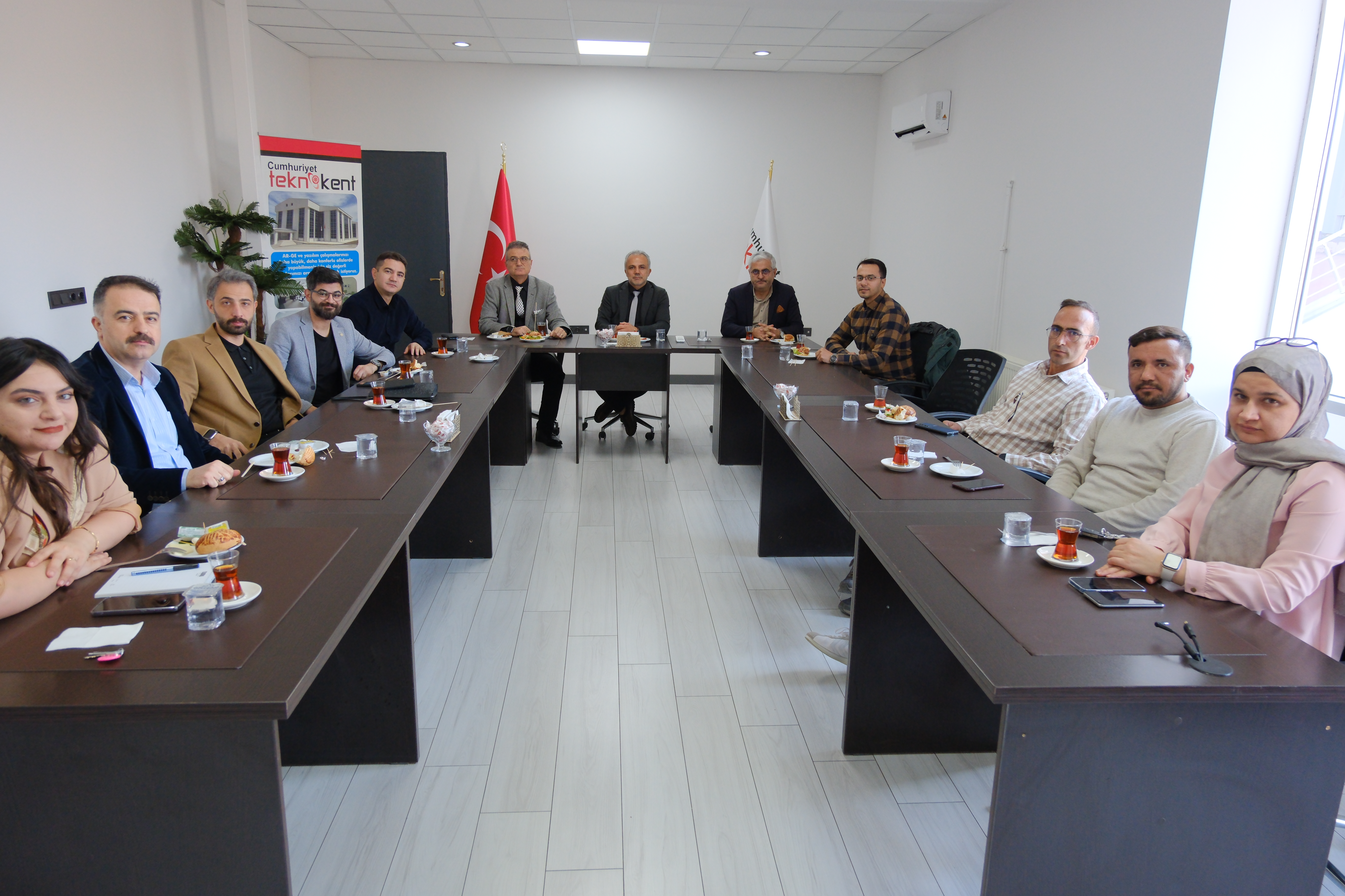 Dijital Çağda Pazarlama Stratejileri ve Uygulamaları Sunumu Tamamlandı.